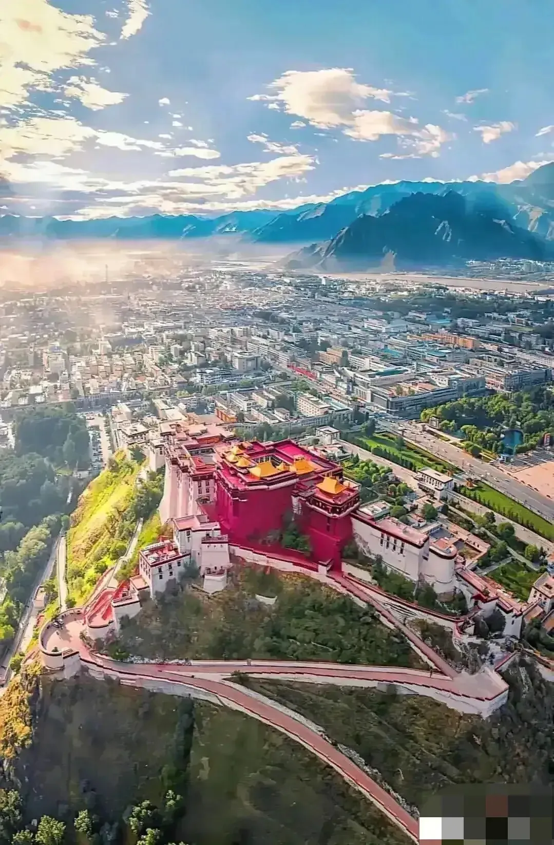 我表哥第一次看到布达拉宫的背面时，简直不敢信自己的眼睛。他以前老觉得布达拉宫得是