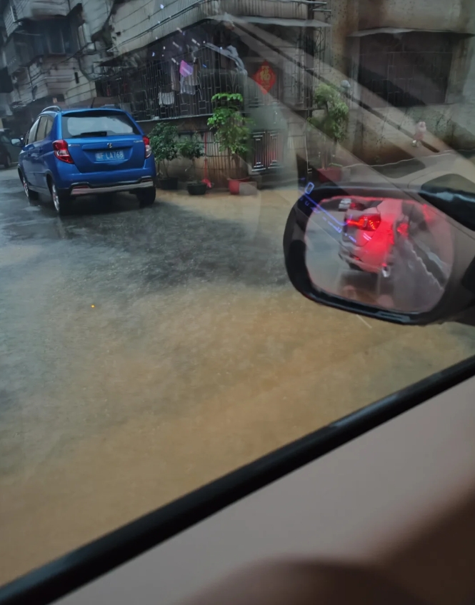 早上的7点在楼下喊，让我们赶紧挪车，然后把车挪到其他地方高位后，8点多再回来。发