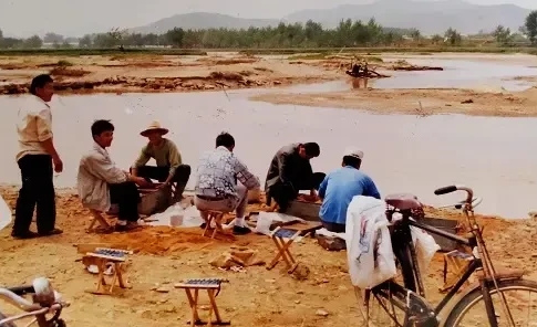 山东莱芜地质队的湖北孝感县徐国民老兄，你现在生活在哪？一切安好？

1979年我