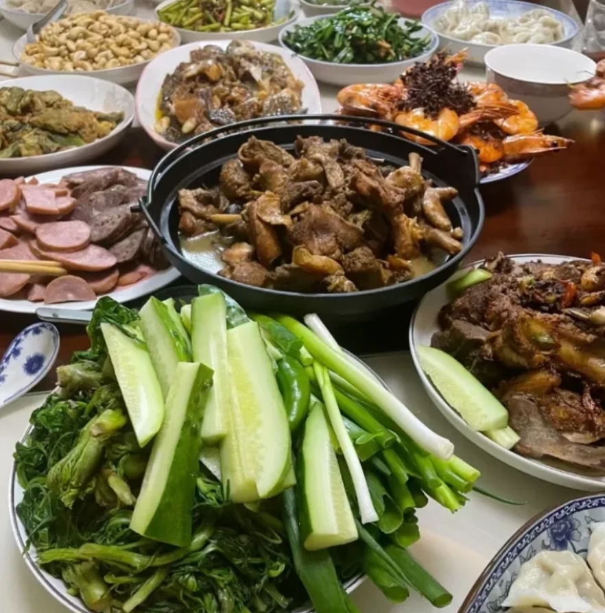 我舅舅家一个表哥，每年初四来我家看我妈，每次来拎一箱露露，要不就是一箱八宝粥。然