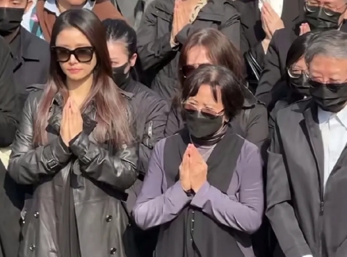 林心如前去参加琼瑶的家祭与花葬，只见她身着黑衣，未戴任何首饰，双眼满含泪水。琼瑶