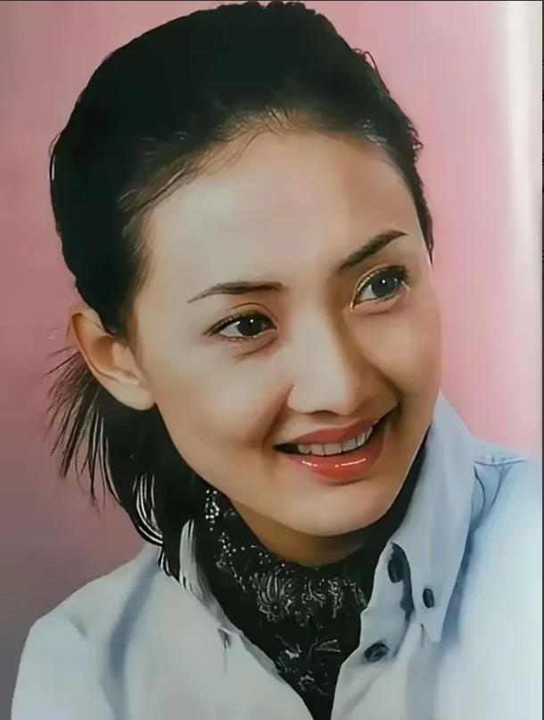 牛莉离婚了，52岁，到底是为啥呀？就是春节联欢晚会和郭子搭档那个。

头几天赵薇