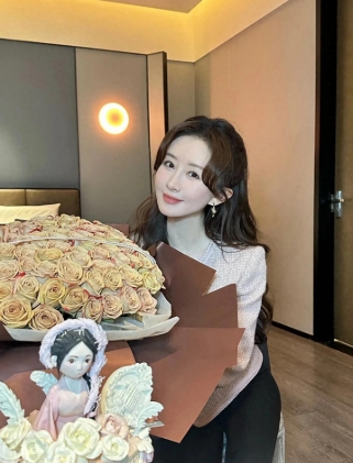 舒畅迎来了自己 37 岁生日，并大方晒出美照。照片中的她，肌肤白皙透亮，模样甜美