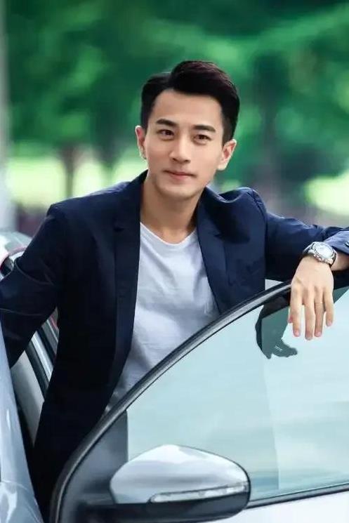 你看现在50岁的刘恺威，变化实在太大了。脸上写满了岁月的沧桑，眼里的光芒也没了，