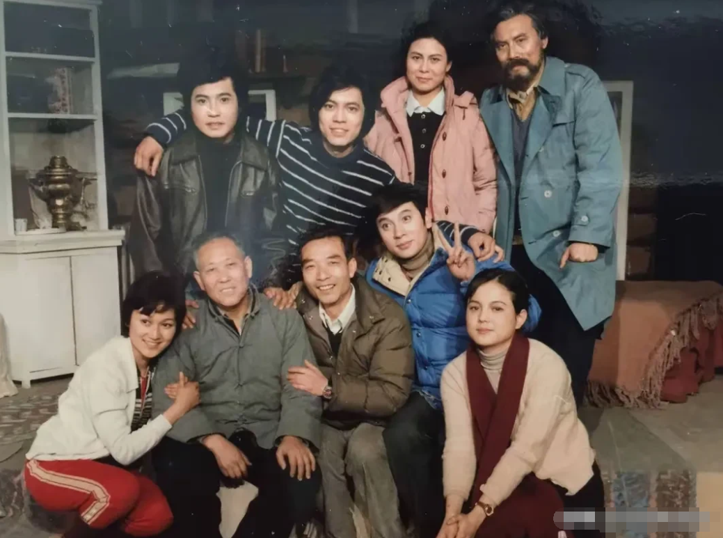 多年前的一张老照片，一眼就看到了何政军和邓婕，你还认出了谁？