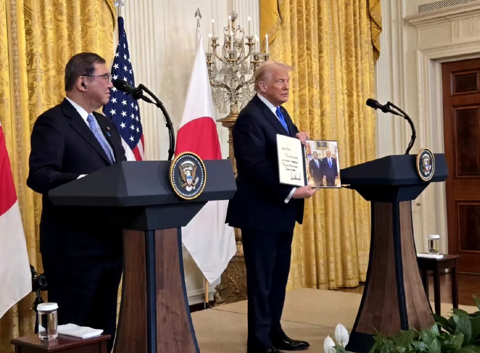 互拍马屁，石破茂滋了。全世界他第二个受邀，地位何等尊崇！“石首相很英俊”，特朗普