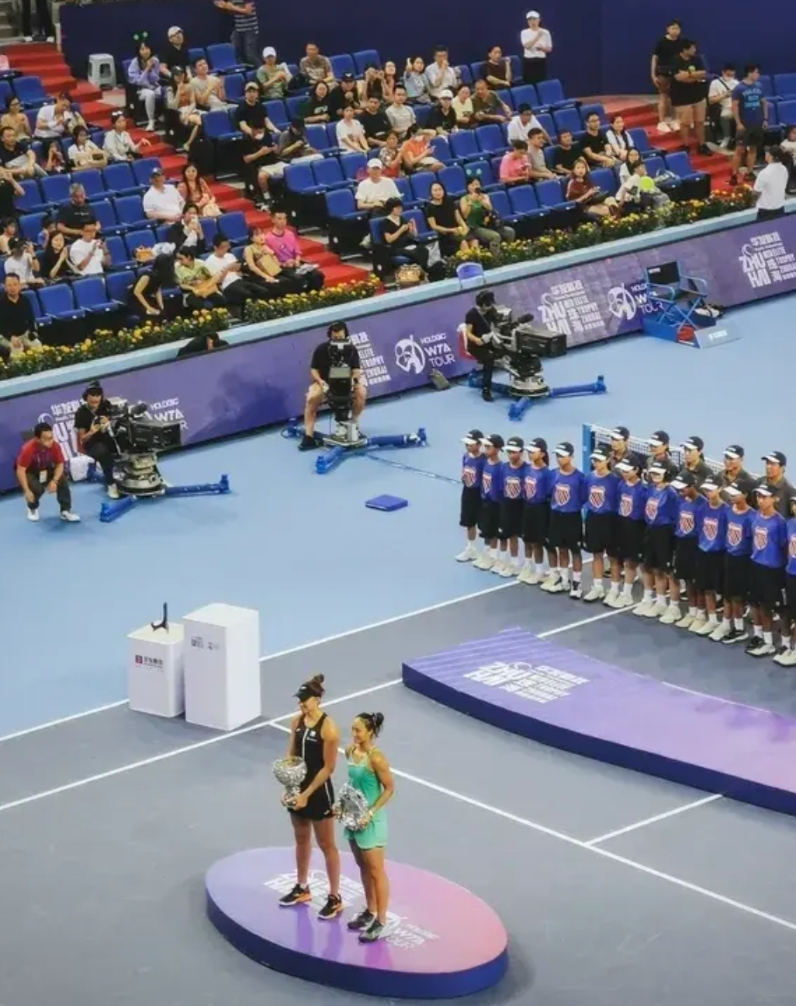 澳大利亚网球公开赛，郑钦文输球的三点原因：
一，换教练了，赛前准备不充分；
二，