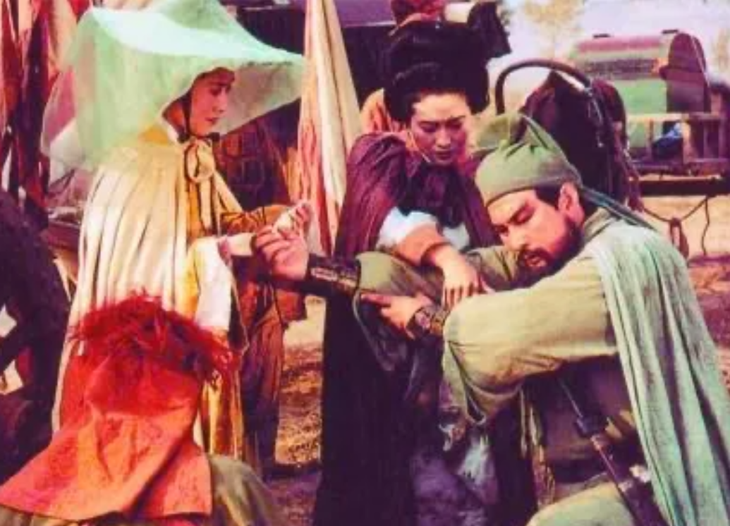 关羽在护送两位嫂嫂时，时时事事禀报二嫂，有什么必要呢？

在历史的洪流中，英雄人