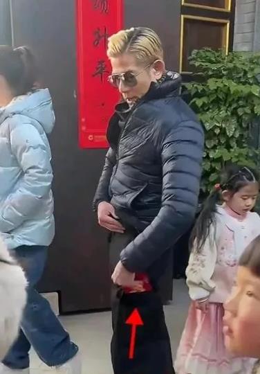 郭富城是圈内有名的“铁公鸡”，相传与熊黛林拍拖7年只买过一圈卫生纸。
这次郭富城