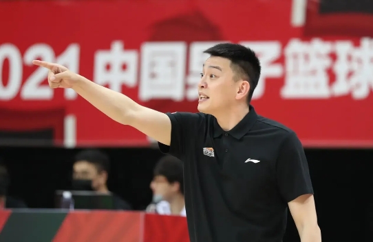 如果杨鸣从辽篮主教练下课，未来去向大概率四选一:
1.进入娱乐圈    50%