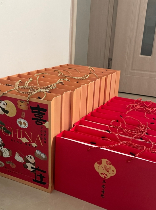 距离中秋节很近了，这几天发现小区门卫值班室外面堆满了各色礼盒，五颜六色，五花八门