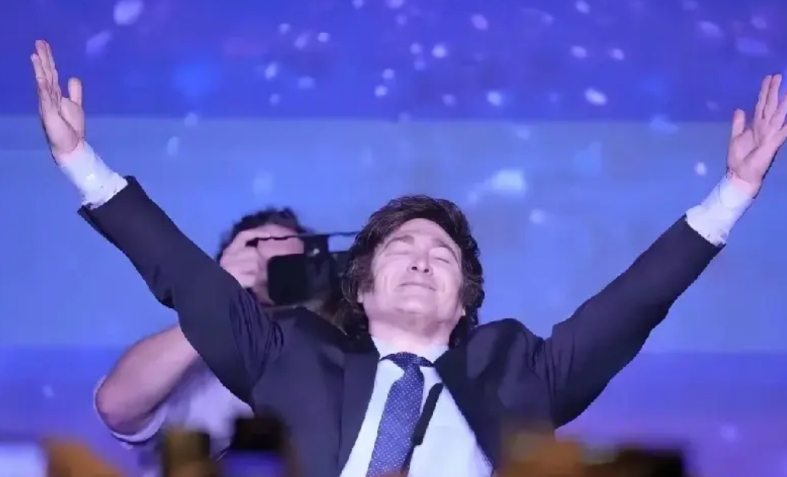 阿根廷新任总统米莱一上任，就通过一系列改革，把阿根廷人均一个月收入，从300美金