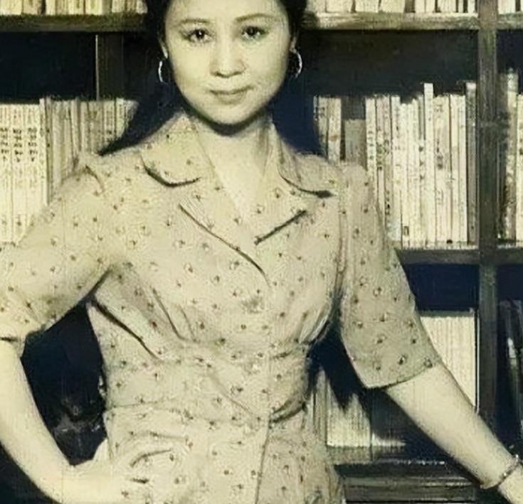 琼瑶阿姨一辈子生活在幻想里，是个典型的恋爱脑，偏偏遇到个会哄会骗的平鑫涛，把她哄