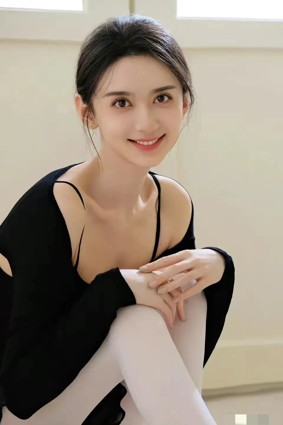 高亚麟那个糟老头子坏的狠！

直接出轨了关晓彤的同班同学，人还是98年的，两个人