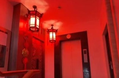 我的天呐！上海一男子把家搞成了恐怖片现场！大红灯笼24小时闪着诡异红光，各种风水