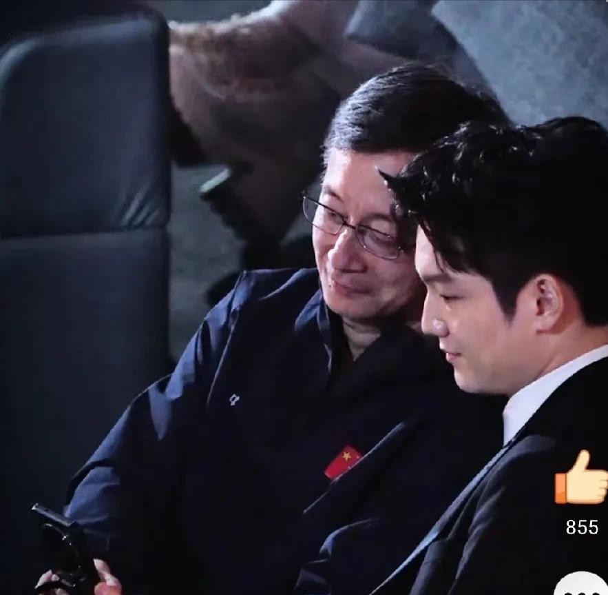 樊振东微博之夜受欢迎 航天专家主动合影

                   