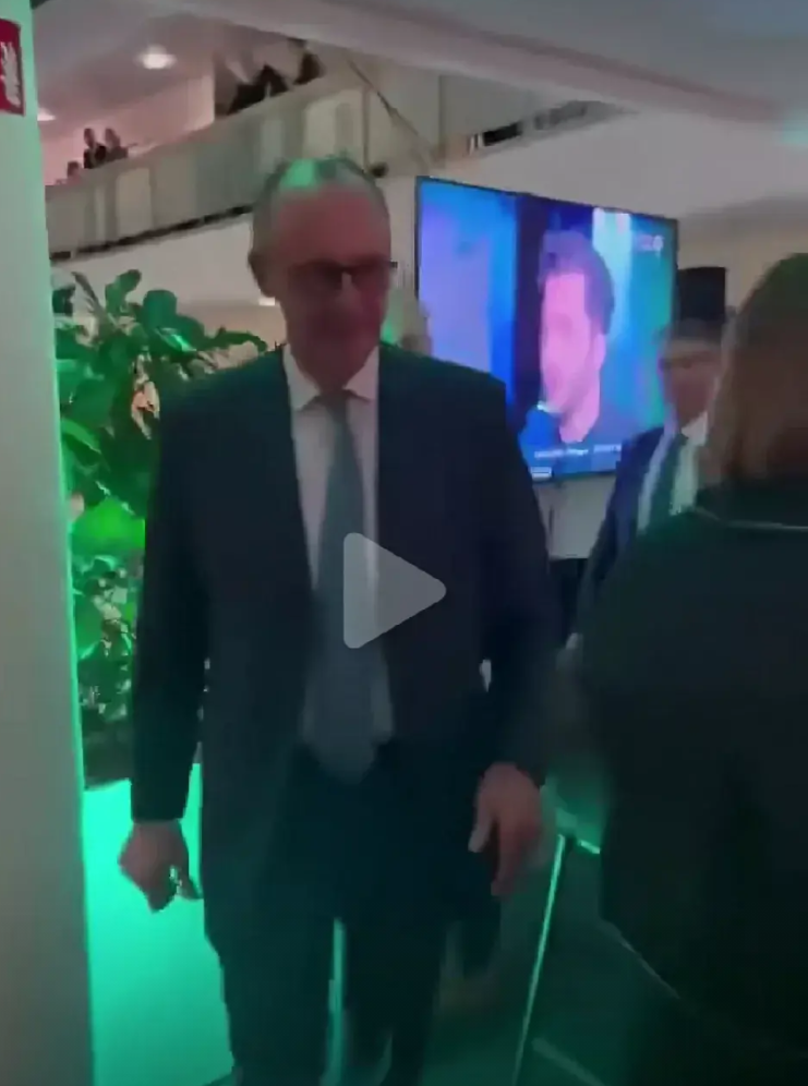 当梅尔茨赢得德国大选时，他正在办公室里观看泽连斯即的记者发布会，然后他起身走向会
