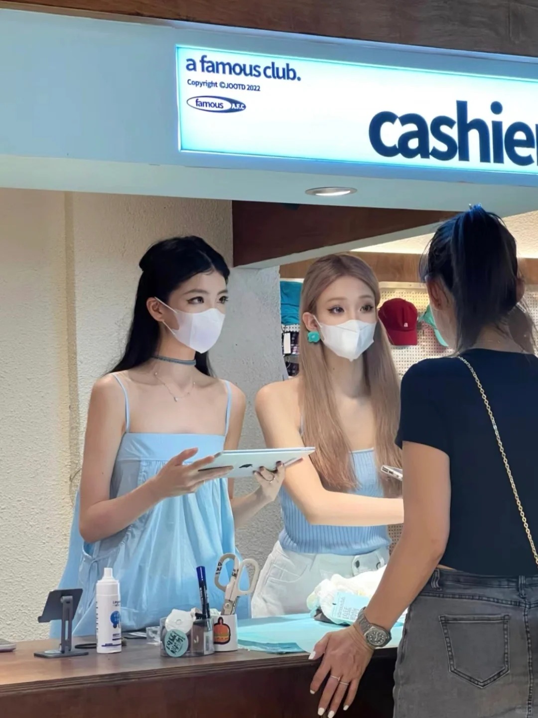 第一次对漂亮产生执念。。
不懂就问，为什么在路上看见的美女都又白又有气质，感觉自