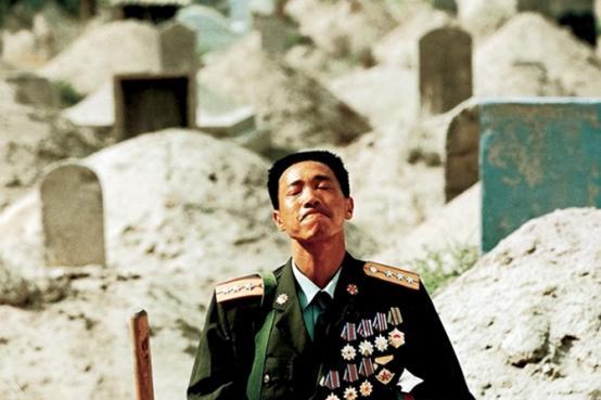 西藏军区汽车兵张良善，新婚10天接到通知归队。10个月后，他却跪在妻儿坟前放声痛