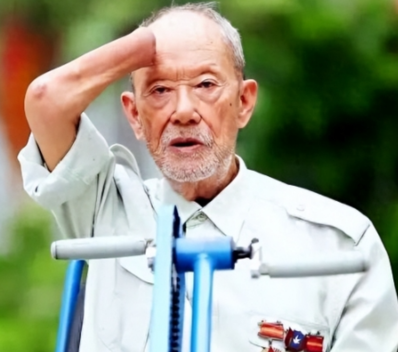 长津湖冰雕连幸存者周全弟，年仅16岁卧雪3天3夜，冻掉四肢，如今依旧健在。即使已