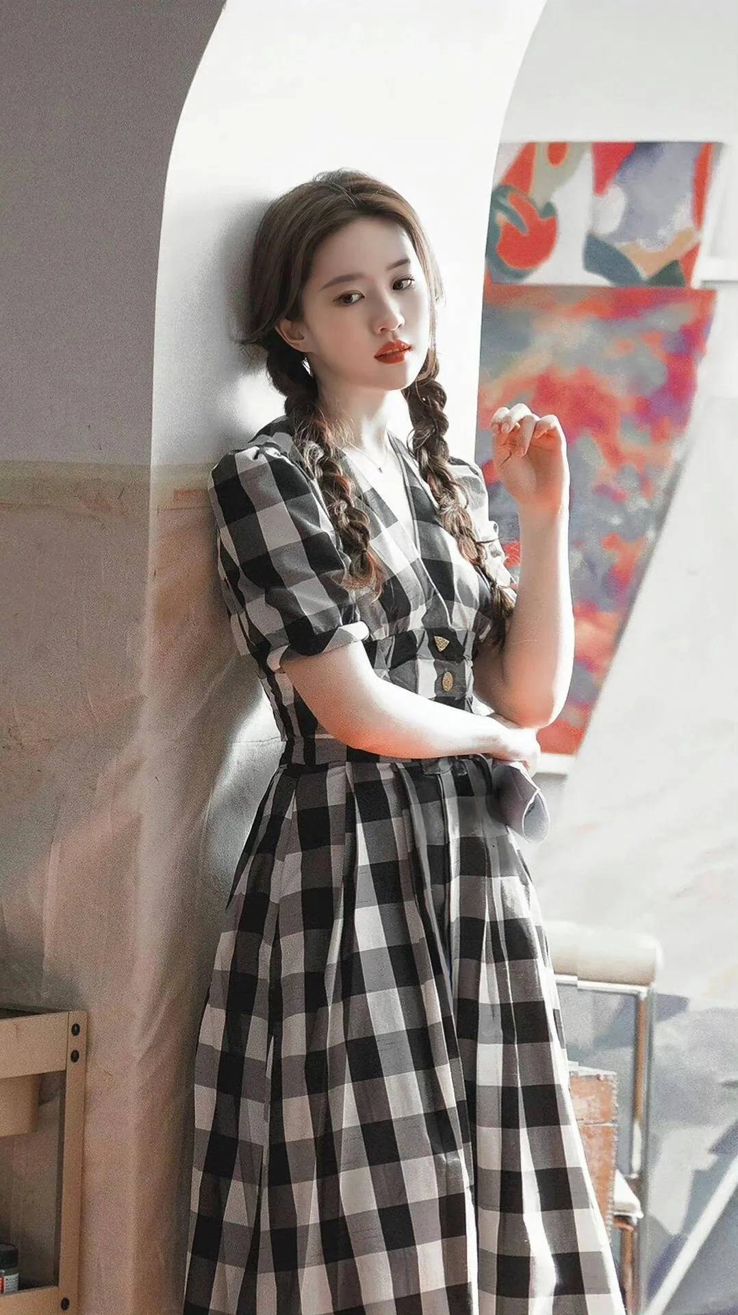 那少女披着一袭轻纱般的白衣，犹似身在烟中雾里，看来约莫十六七岁年纪，除了一头黑发