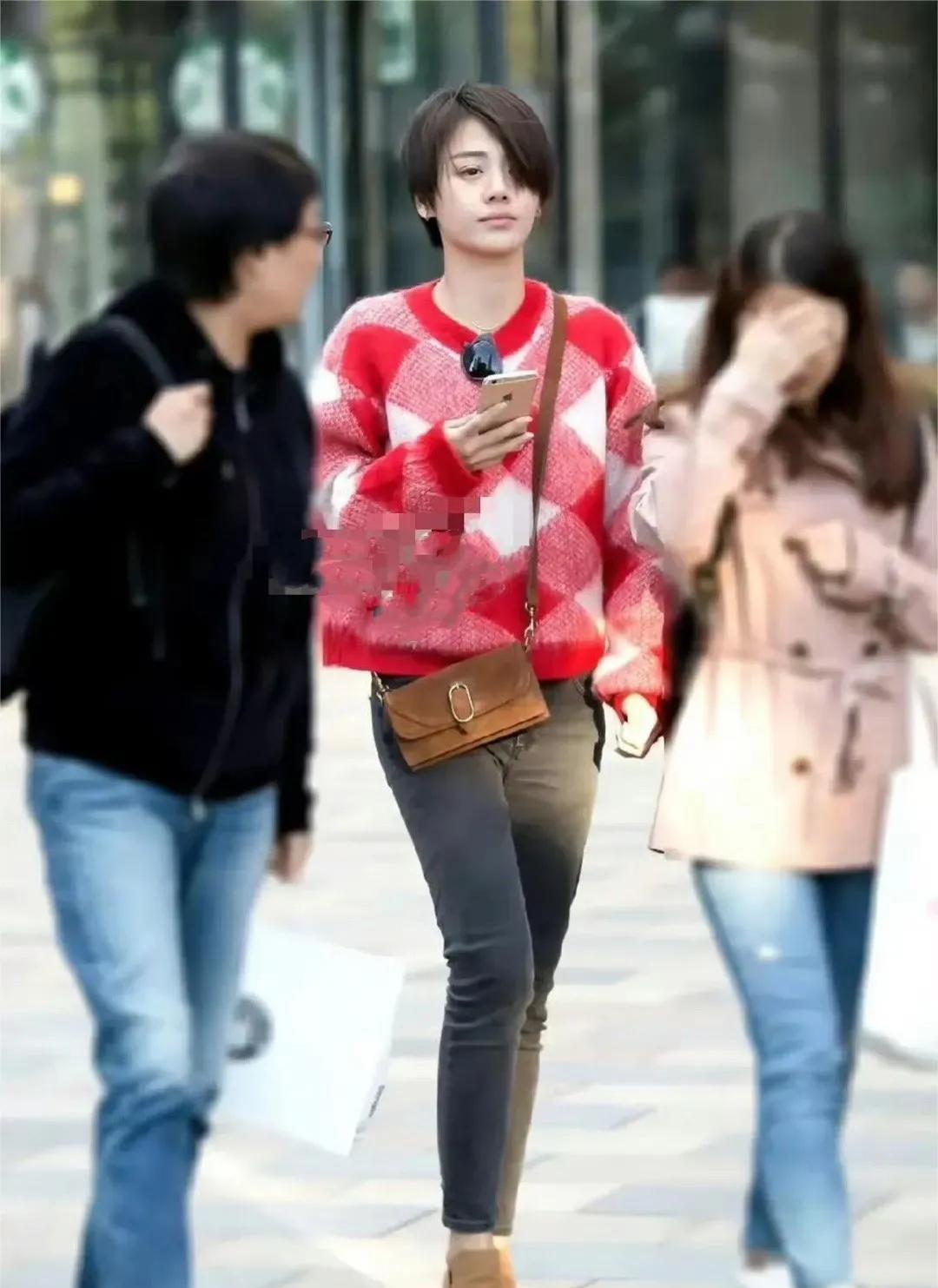 马思纯挺真性情的，穿着打扮也阳光十足，本来一直是女神形象，出演好多部经典影视，但