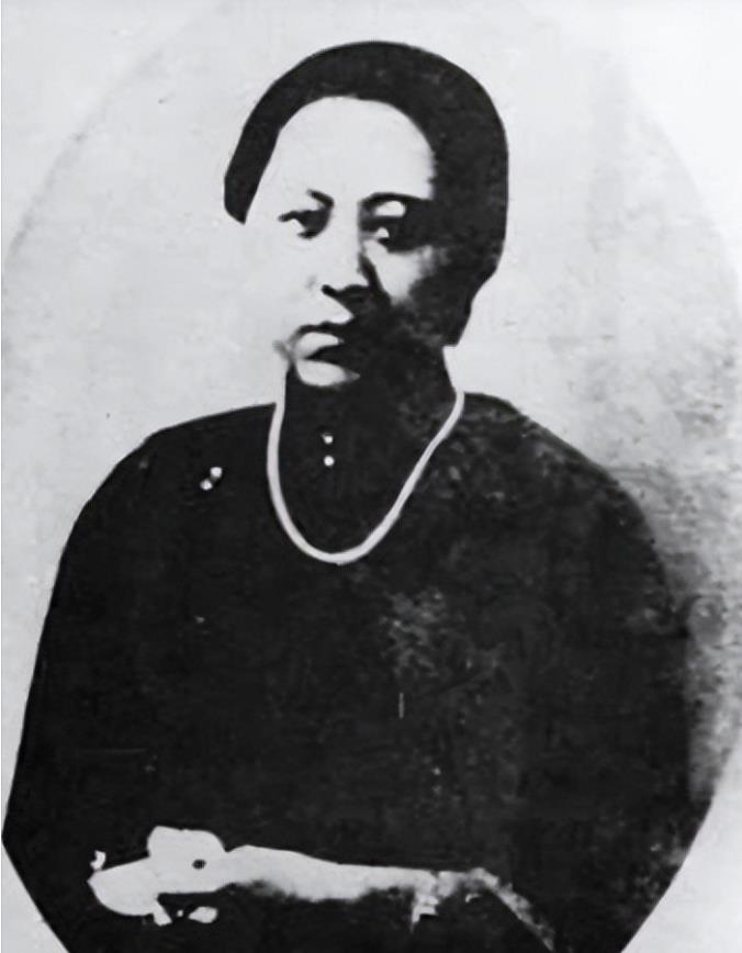 1928年，张作霖被炸得血肉模糊，临死时见的最后一个人是他最爱的五姨太。但是张作