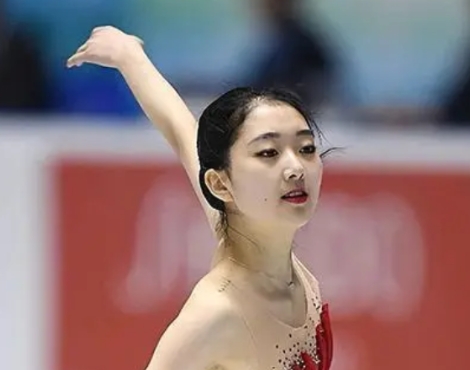 她被誉为体坛第一美女，如今产后大秀舞姿，穿紧身牛仔裤身材姣好
