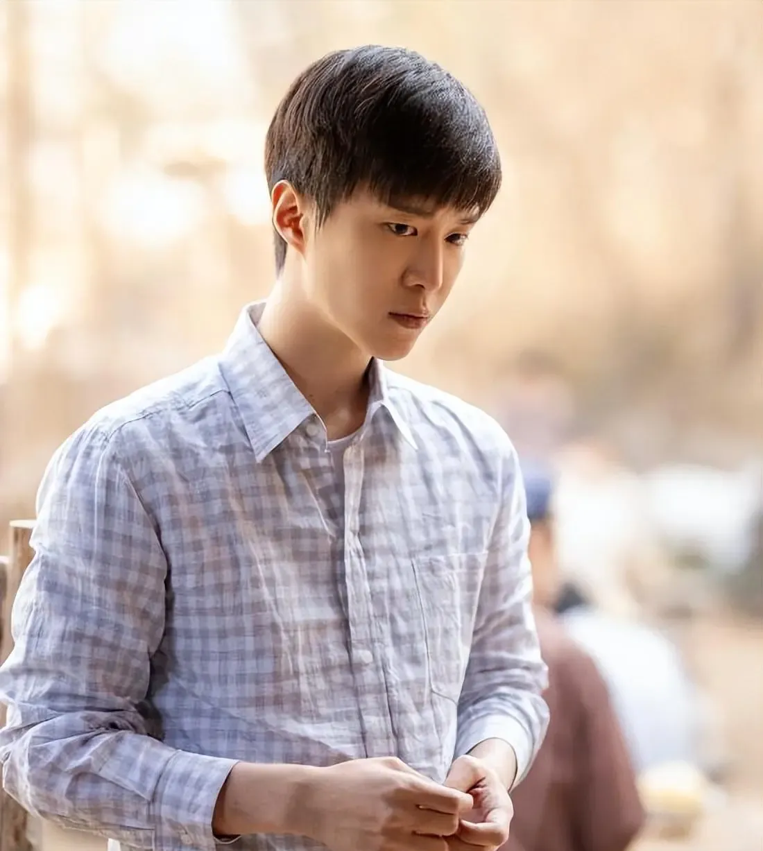 看电视剧《小巷人家》。成年以后的庄图南是范氶氶饰演的，范冰冰的弟弟。

纵观范氶