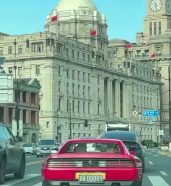 上海这下热闹了，连李晓华都把他那辆法拉利开去上海了。李晓华是中国第一辆法拉利车主