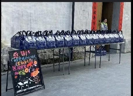 哇塞！这年头真朋友比熊猫还珍贵！娱乐圈的友谊，那可是比股市还让人看不懂！


