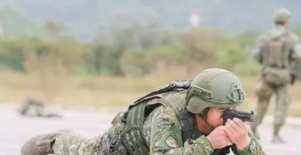 草莓军又出事故，一名士兵被子弹贯穿下颚，都是台军的好习惯？