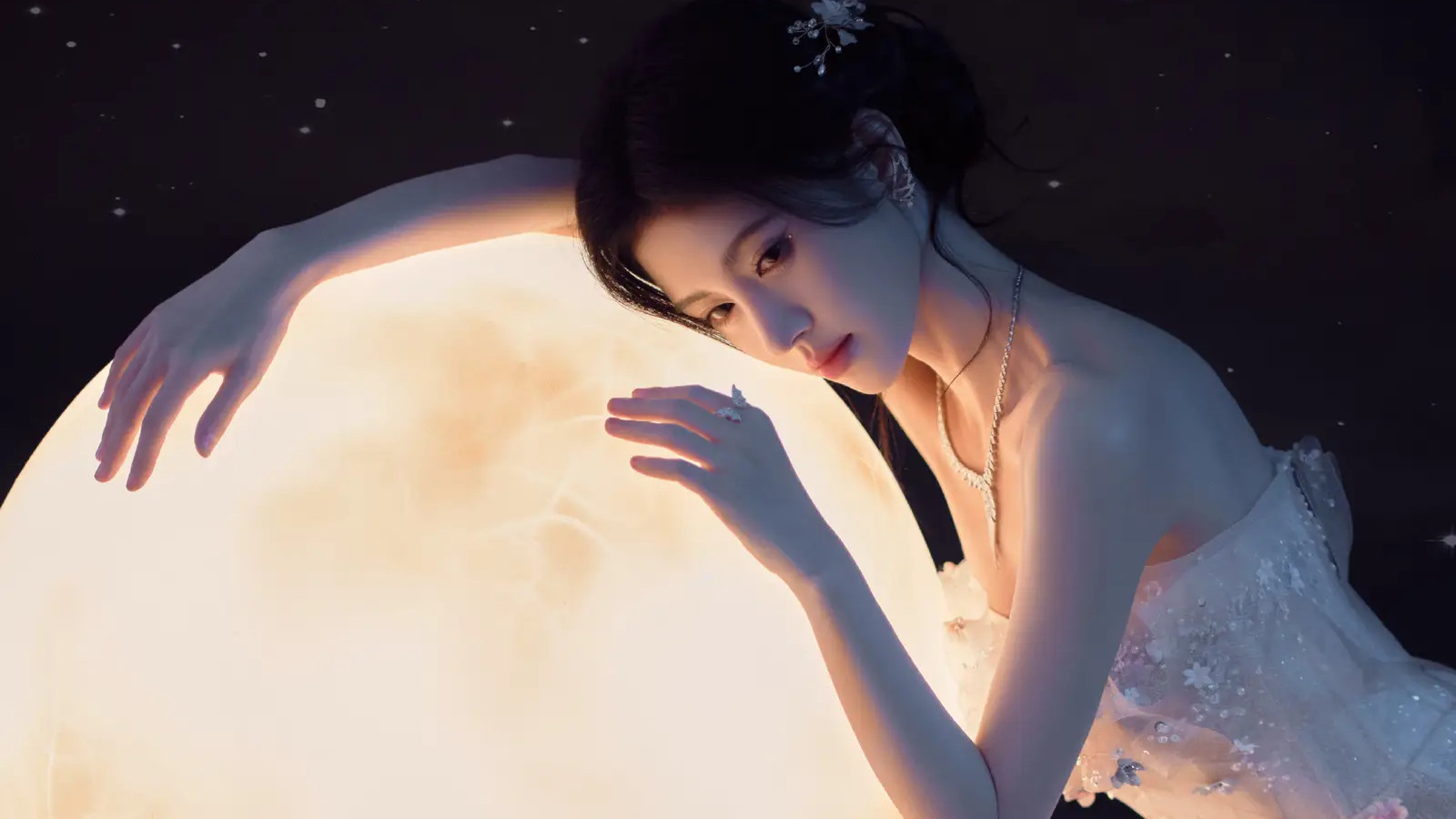 鞠婧祎元宵晚会造型释出，身穿繁花抹胸裙，冷艳高级感直接拉满！