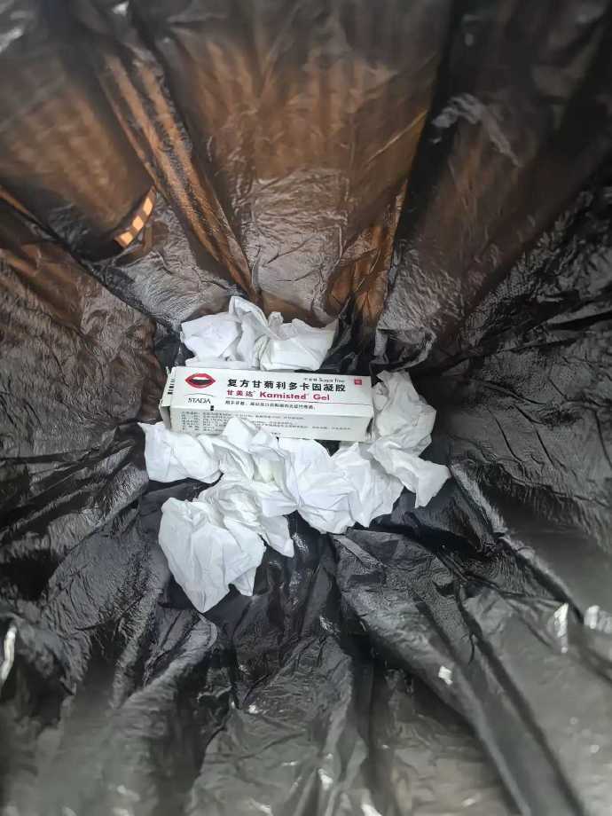 第一次来女朋友家发现的，什么情况？在卫生间发现的，这是撒啊！不会是bing吧 ​