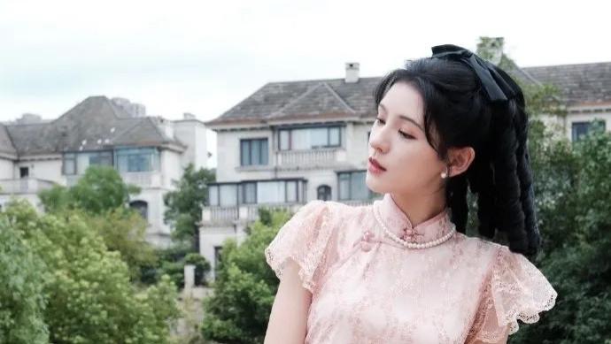 张予曦高清美图，纤纤玉腿，顾盼生辉！