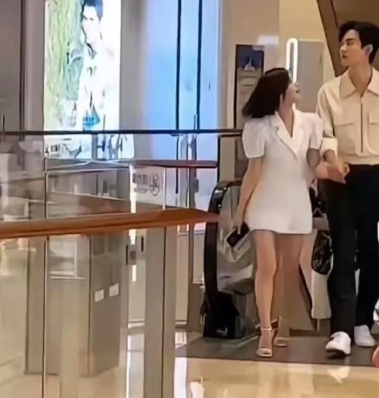 陈妍希的“优雅反击”挺亮眼的。
陈晓和她离婚后，男方潇洒离开，留了一摊子事儿给她
