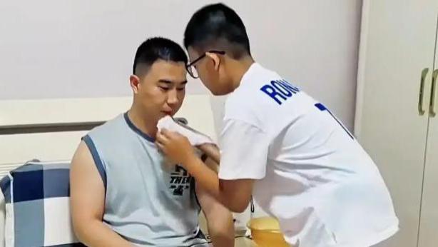 消防员为救人智力降至3岁，妻子不离不弃，今智力恢复高中水平