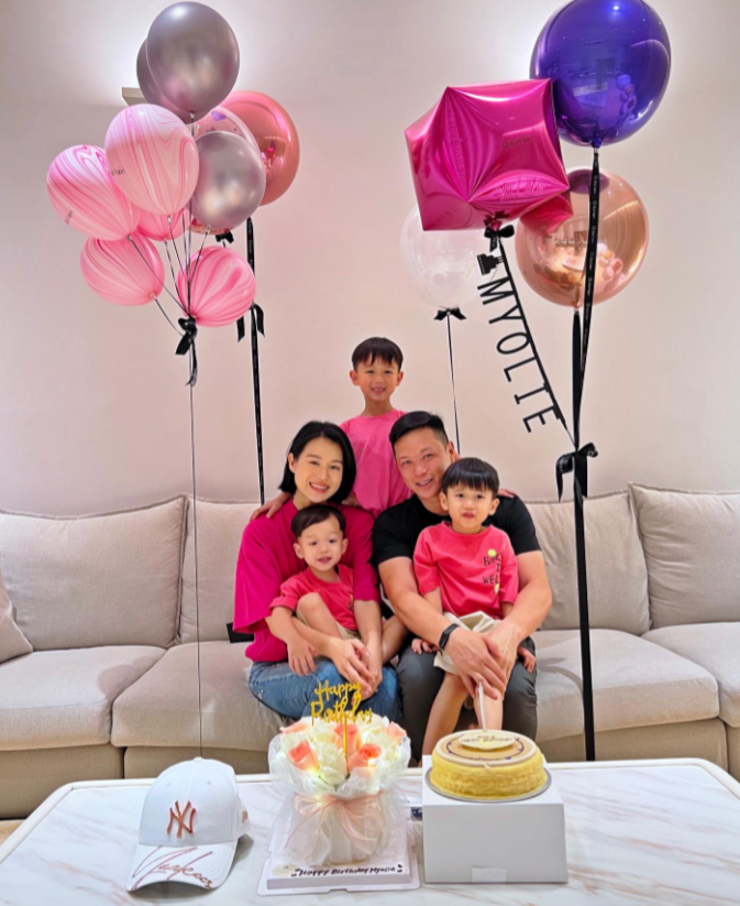 香港著名女星胡杏儿一家五口合照，现在这一家人过得很幸福