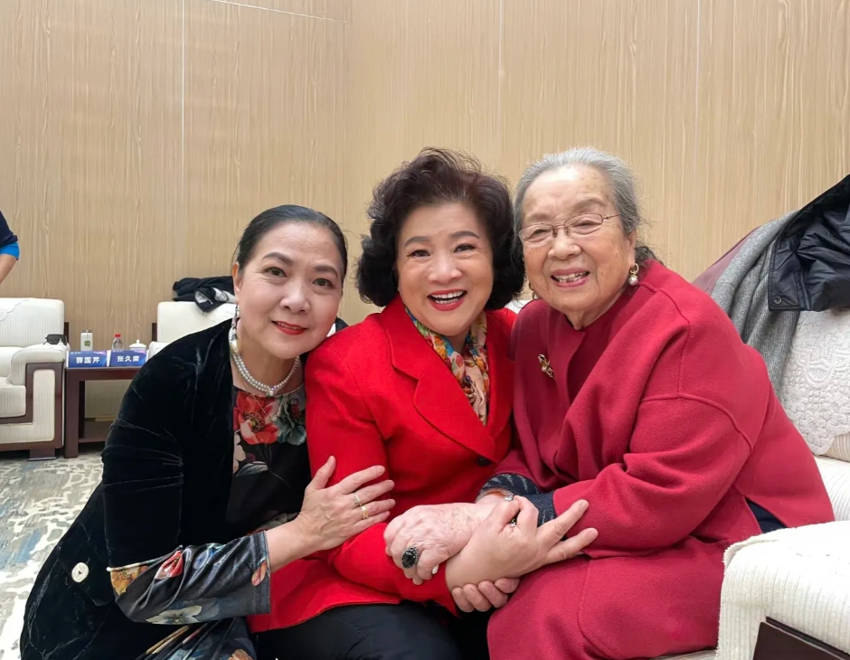 88岁李明启和圈内朋友聚餐，打扮容雍华贵，笑脸和蔼可亲，状态非常好！她现实里挺可