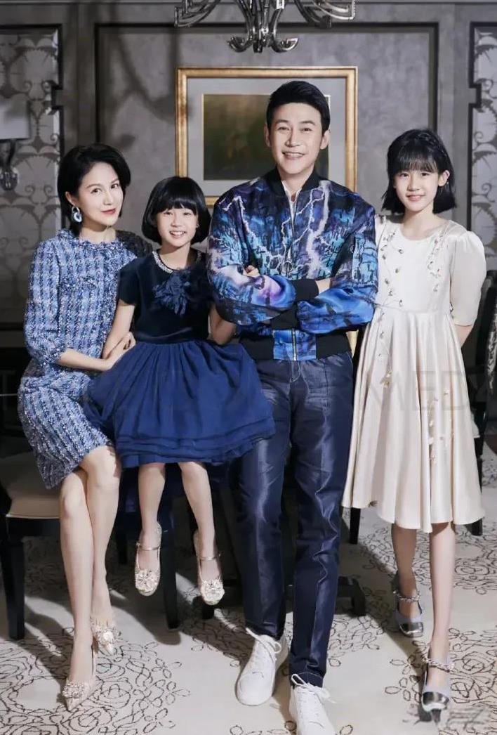 看这一家四口真幸福
娱乐圈的模范夫妻，男帅女美，两个女儿也是亭亭玉立。一家高颜
