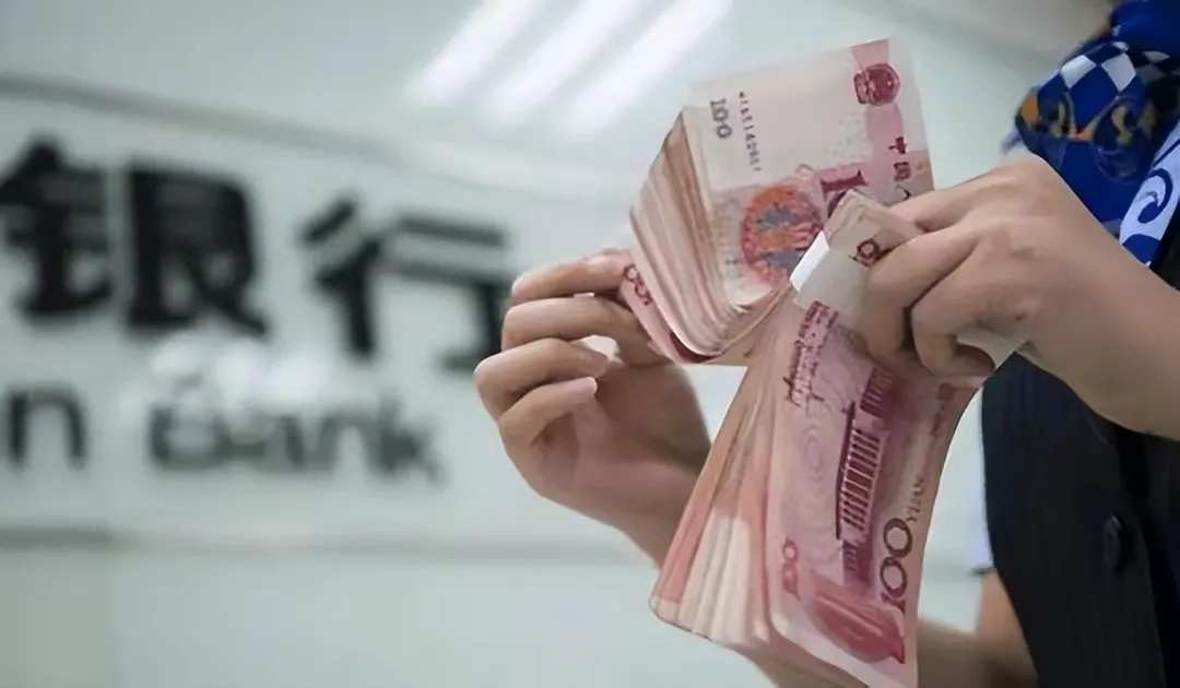 “银行碰到硬茬了！”河南驻马店，男子银行卡上有30227.94元余额，他想着卡不