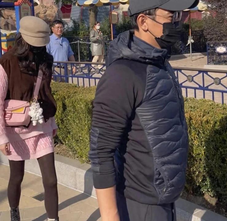 唐嫣罗晋带娃逛迪士尼，罗晋发福明显像路人。
 
很喜欢唐嫣罗晋，很般配的一对儿，