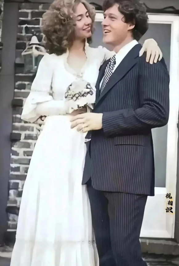 1975年，希拉里与克林顿新婚时的合影照片，两人是校园情侣，都是耶鲁大学法学院的
