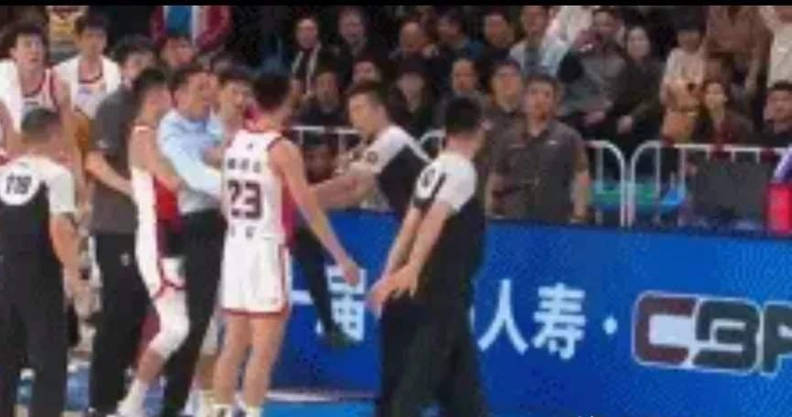 CBA俱乐部杯发生重磅冲突，江苏主帅易立因不满裁判判罚，冲上前去准备暴揍裁判，好
