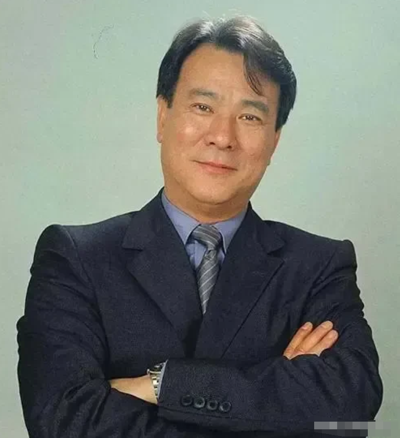 演员李修贤说：周星驰总觉得，别人会占他便宜，他就自我封闭起来，不跟人交往，没必要