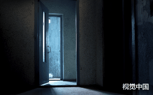 如果半夜12点有敲门声，请千万不要开门。