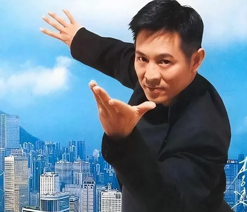 李连杰的二哥李连利确实因为喉癌去世，享年60岁。他生前一直生活在农村的旧房子里，