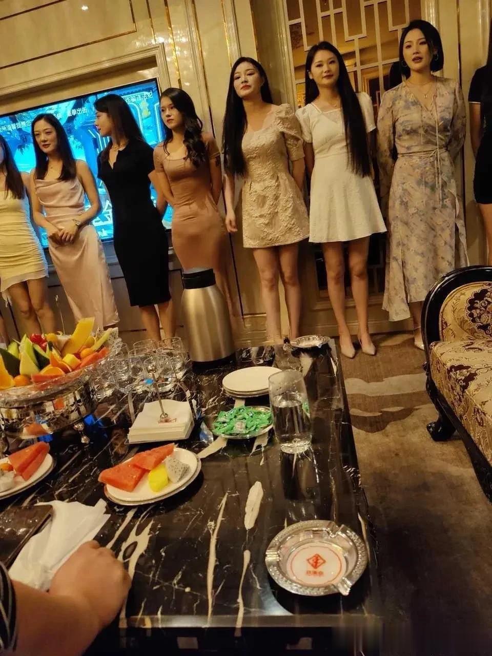 兄弟带我一起去吃果盘
吃着正开心的时候
进来了一群小姐姐

兄弟说一定要
一定要