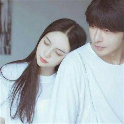 儿子在大学期间认识了他的女朋友，两人毕业后来到了上海，在同一座城市里共同生活了三