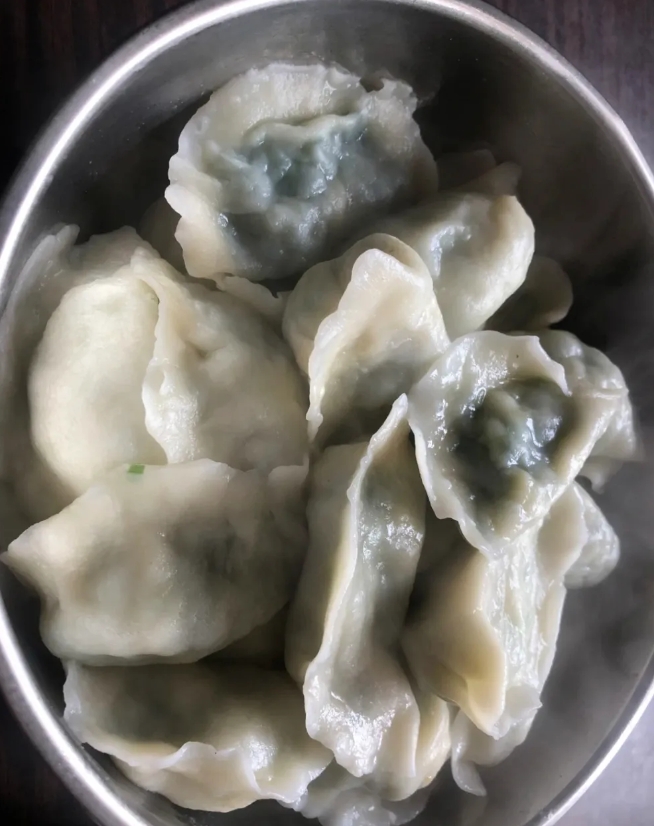 邻居大姐太过热情，一点边界感都没有。
下班回来还没歇一会，邻居大姐又来敲我家门，
